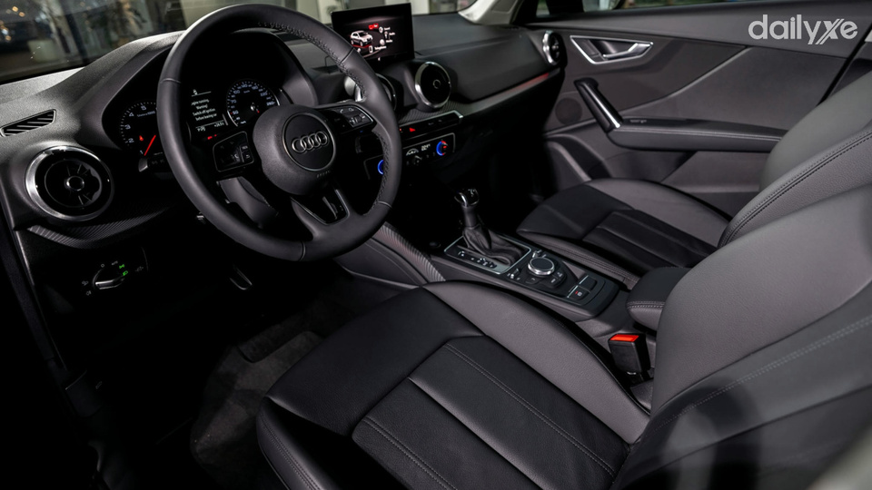 Vô-lăng xe Audi Q2 tích hợp nhiều phím bấm tiện nghi