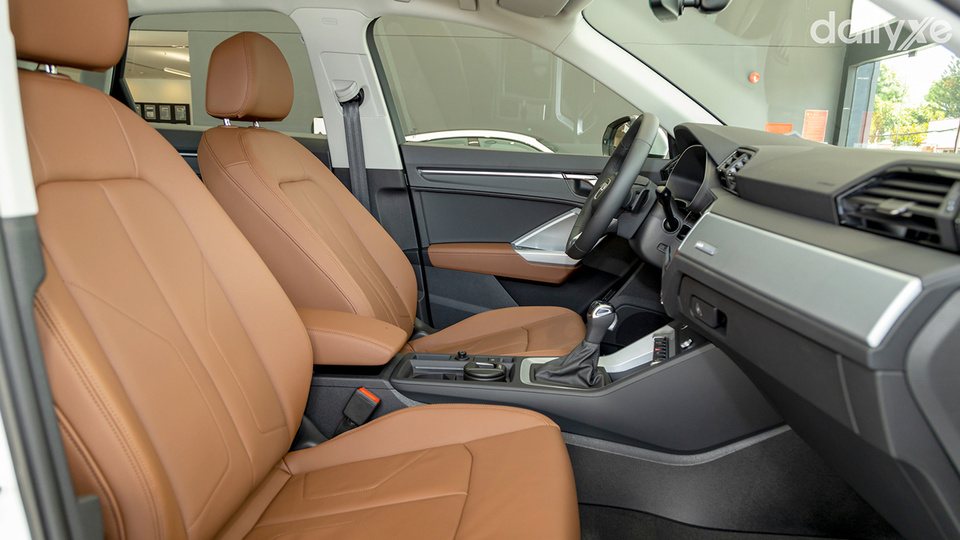 Hệ thống ghế ngồi toàn bộ được bọc da cao cấp