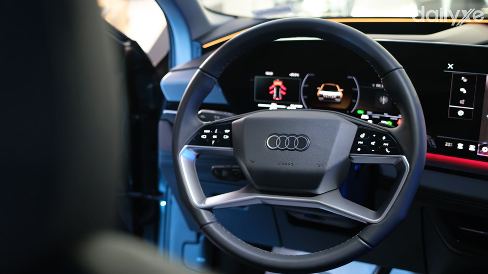 Vô-lăng xe Audi Q6 được bọc da tạo cảm giác êm ái