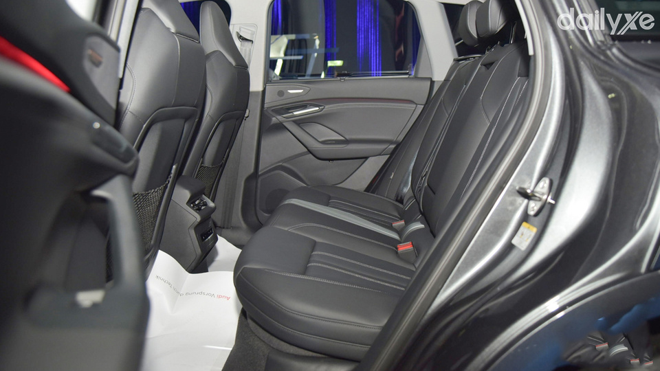 Ghế ngồi êm ái và nhiều chức năng điều chỉnh