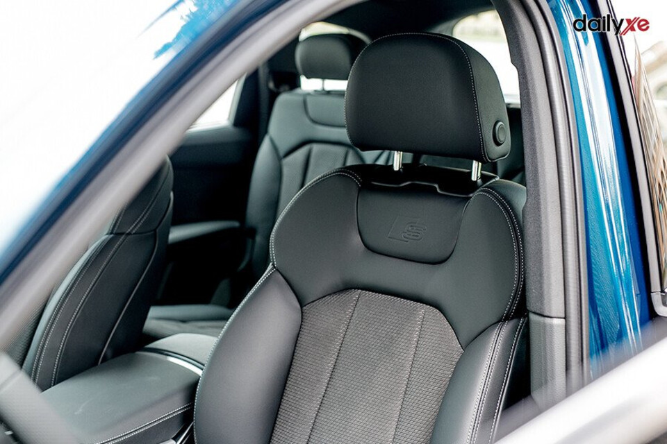 Ngoại thất thiết kế sang trọng Ghế ngồi bọc da cao cấp