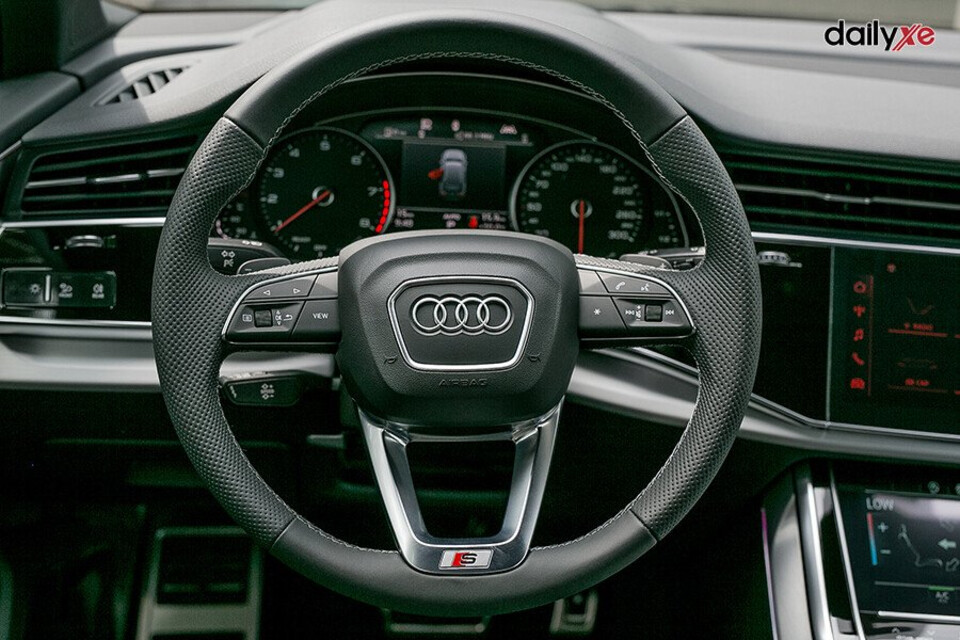 Tay lái 3 chấu bọc da tích hợp đầy đủ phím bấm chức năng Vô lăng tích hợp phím điều khiển