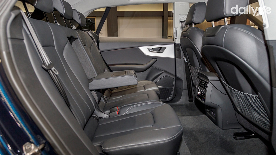 Hàng ghế sau rộng rãi có thể gập lại linh hoạt