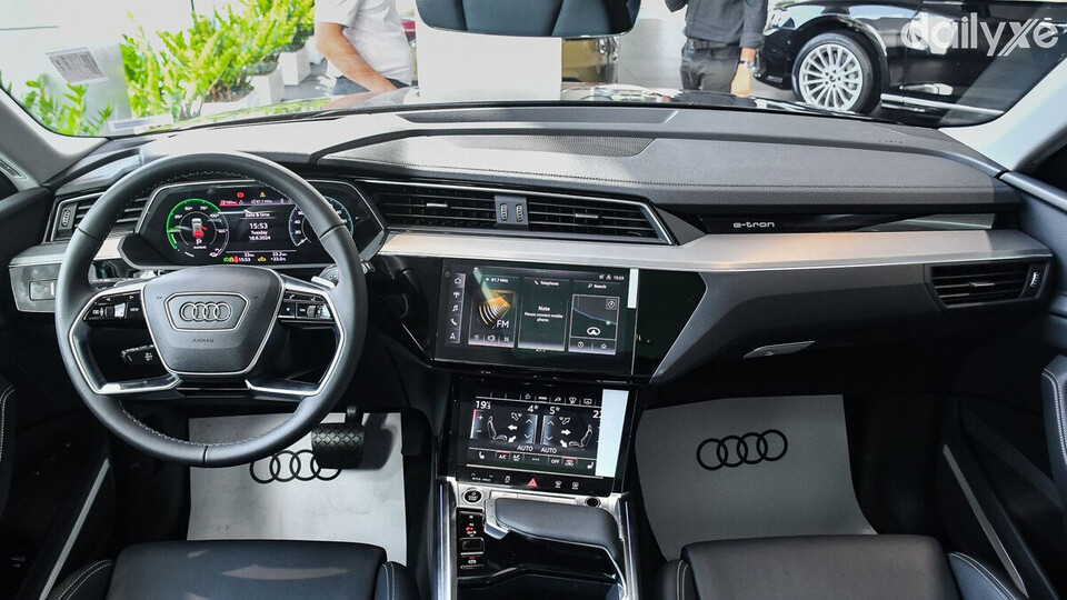 Nội thất xe sang trọng, đẳng cấp cùng nhiều tiện nghi bậc nhất