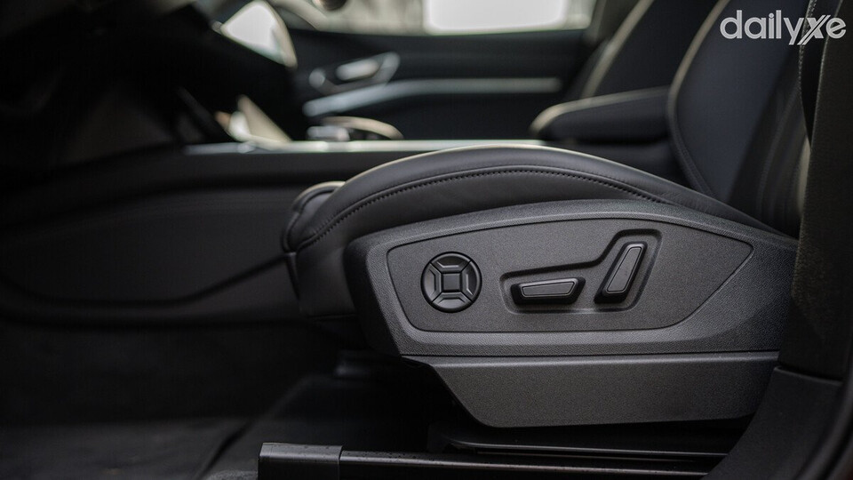 Ghế trước trang bị chỉnh điện