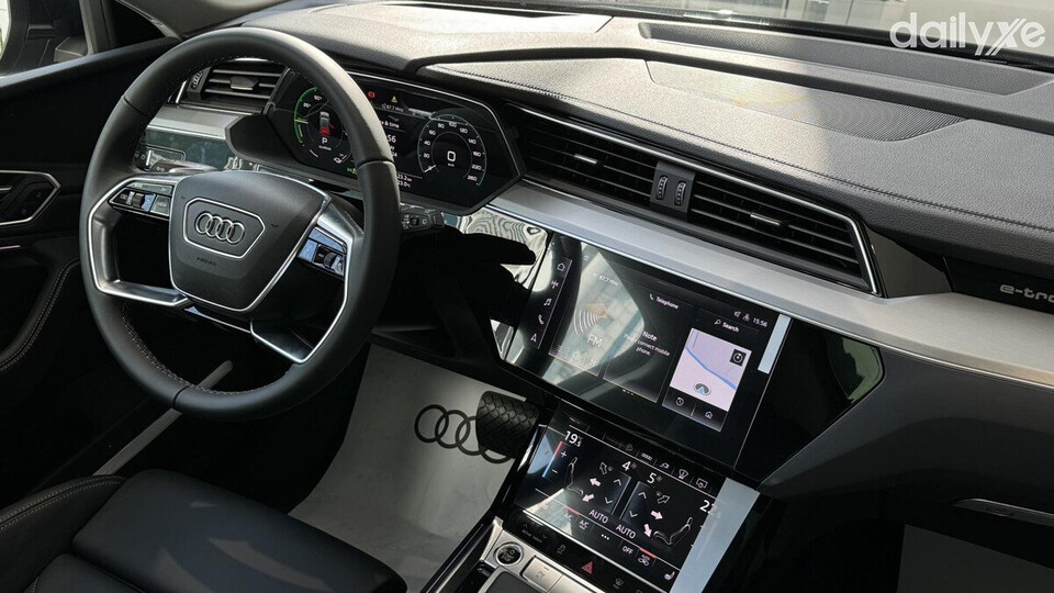 Chi tiết nội thất bên dưới bọc da tổng hợp