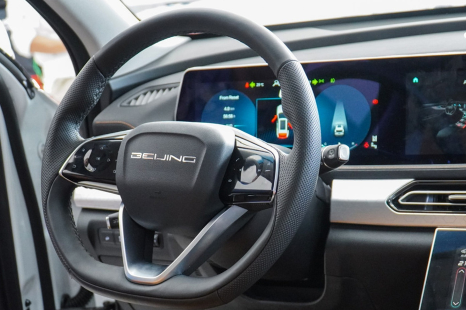 Vô lăng BAIC Beijing X7 được bọc da êm ái khi cầm nắm