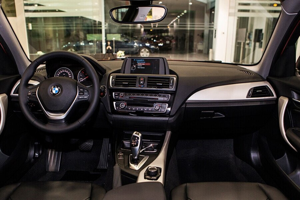 Nội thất của BMW 118i hài hòa và tiện dụng với các chi tiết được bố trí một cách khoa học nhất, giúp người dùng thao tác nhanh chóng và chuẩn xác trong mọi tình huống Nội thất của BMW 118i hài hòa và tiện dụng với các chi tiết được bố trí một cách khoa học nhất, giúp người dùng thao tác nhanh chóng và chuẩn xác trong mọi tình huống
