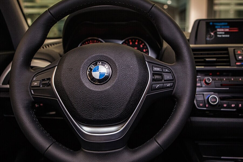 BMW 118i được trang bị tay lái 3 chấu đa chức năng được bọc da, giúp mang đến sự tương tác và cảm giác lái hoàn hảo cho người sử dụng BMW 118i được trang bị tay lái 3 chấu đa chức năng được bọc da, giúp mang đến sự tương tác và cảm giác lái hoàn hảo cho người sử dụng