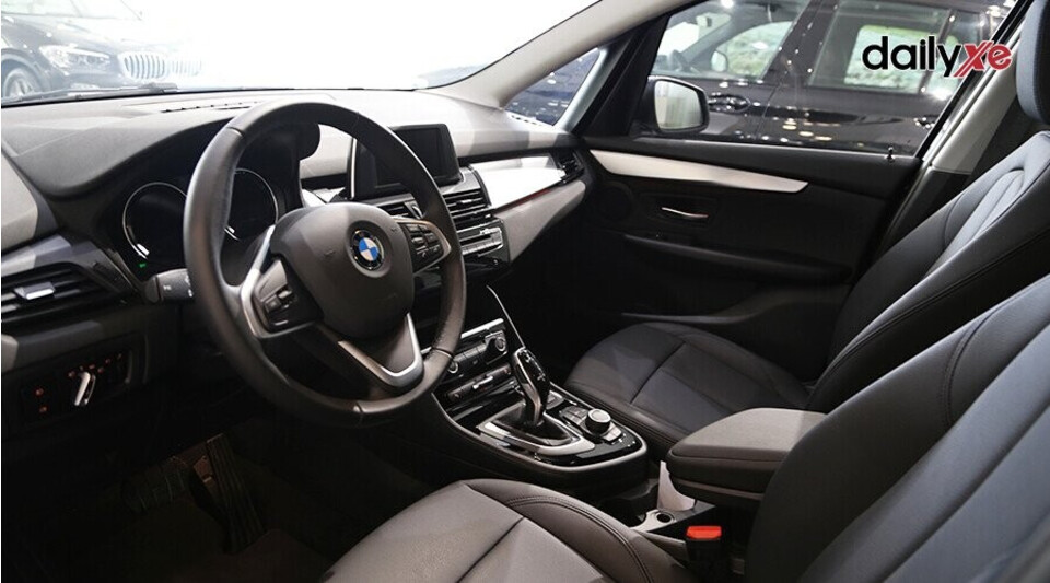 Không gian phía trước khá rộng rãi là một trong những điểm nhấn nổi bật của chiếc BMW 2 Series Gran Tourer