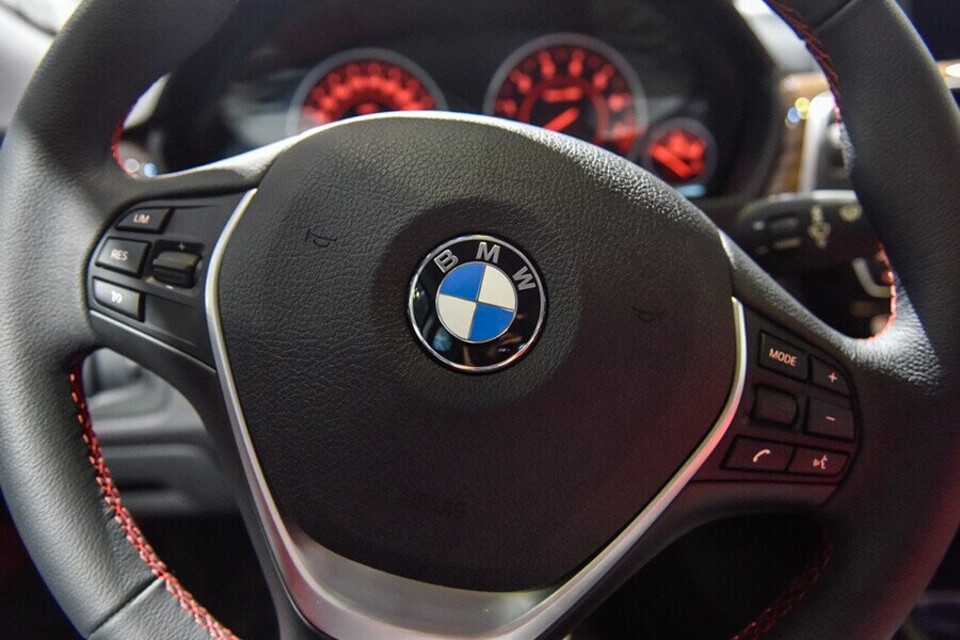 Vô lăng tích hợp chức năng tuỳ chọn Comfort Access giúp cho việc chất hành lý trở nên dễ hàng hơn