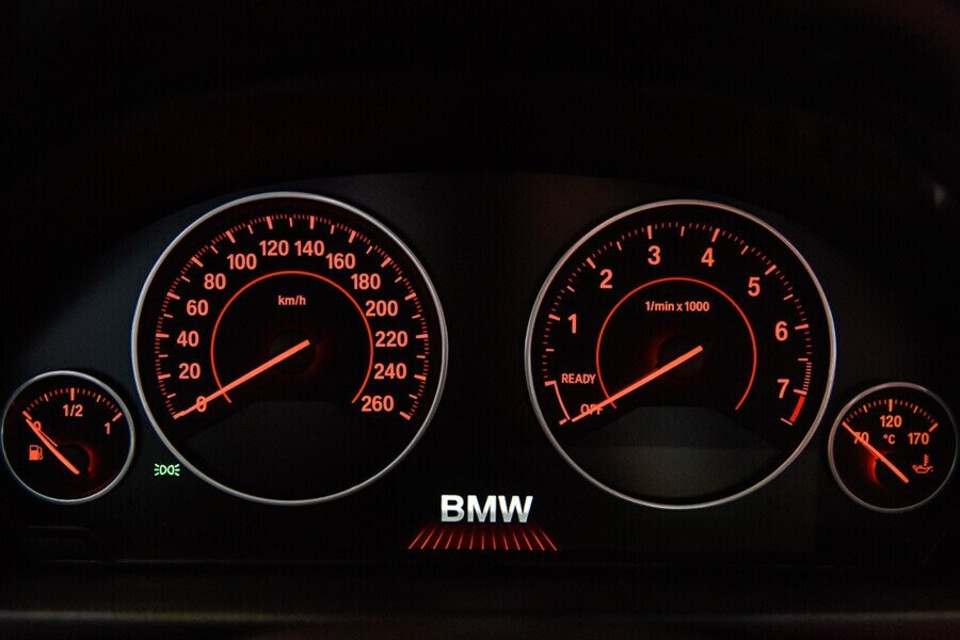 Thiết kế mỏng và thanh lịch của cụm điều khiển trung tâm