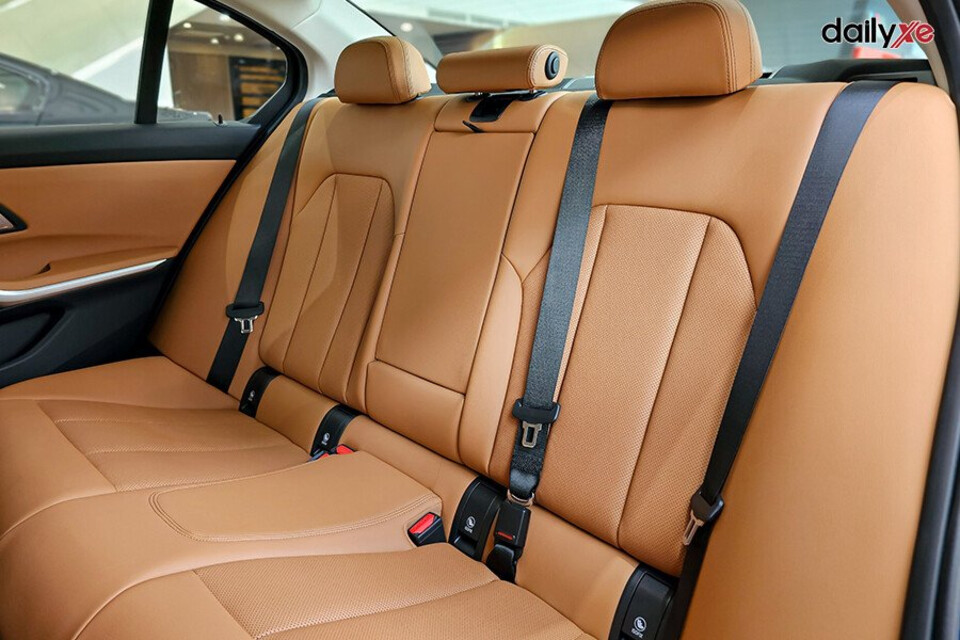 Hàng ghế sau rộng rãi