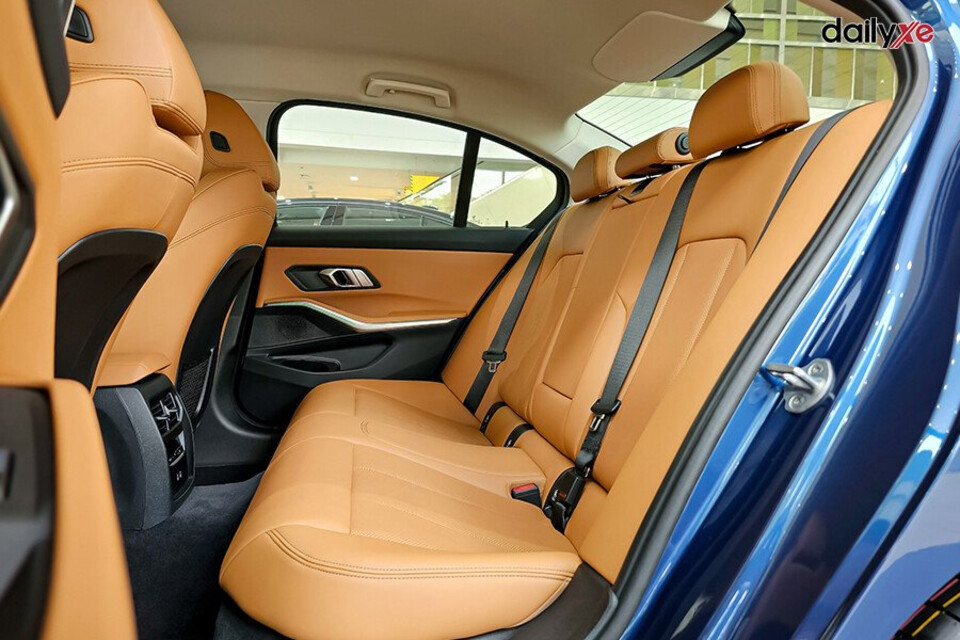 Hàng ghế sau rộng rãi