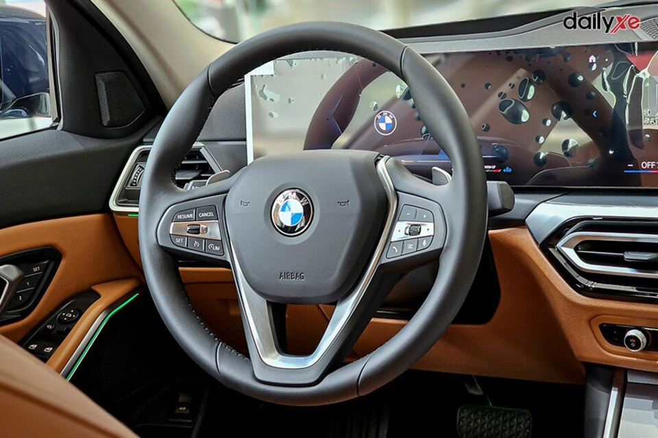 Tay lái bọc da cao cấp tích hợp nút bấm