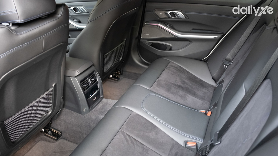 Hàng ghế thứ hai thoải mái và tiện nghi