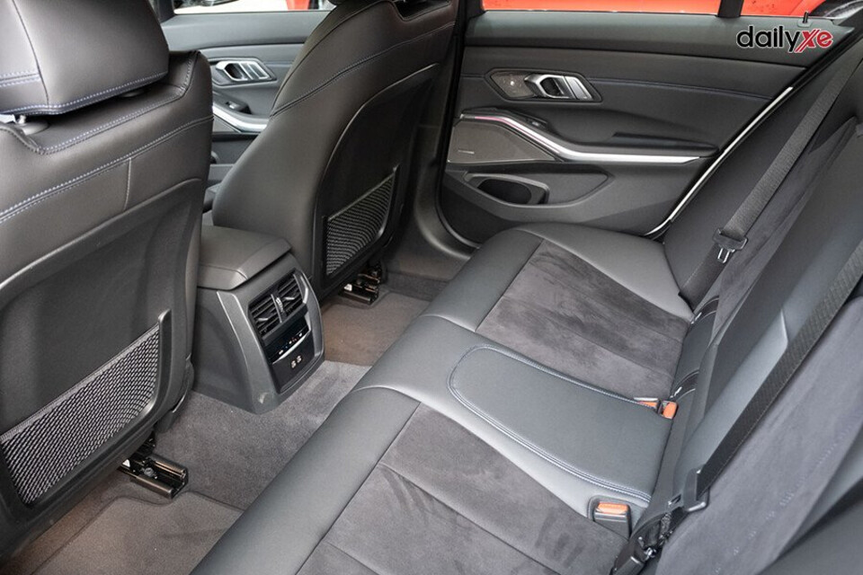 Hàng ghế sau rộng rãi