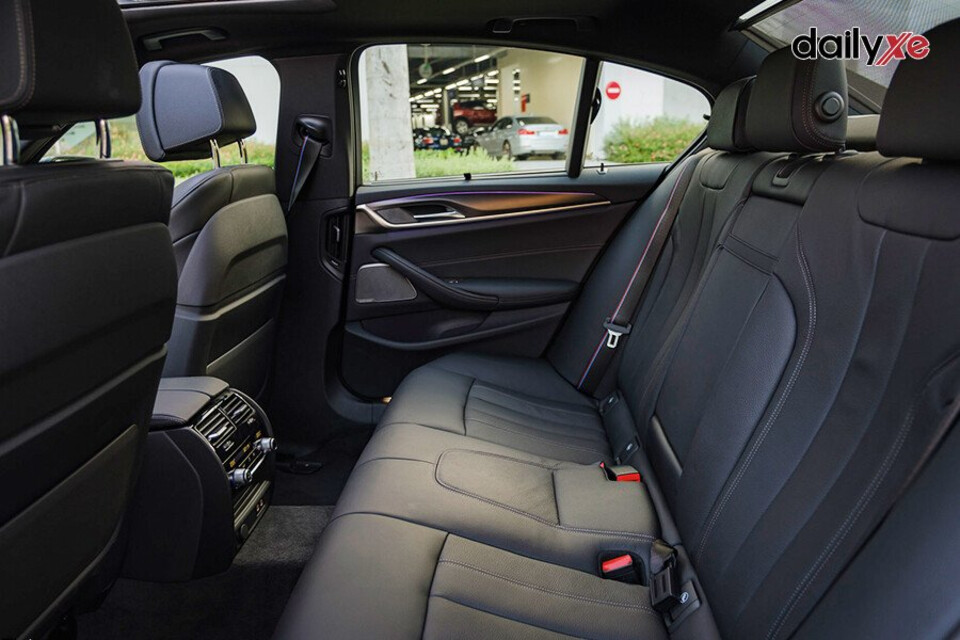 Hàng ghế sau rộng rãi