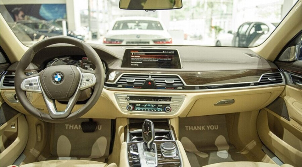 Bảng điều khiển với chỉ khâu tinh tế