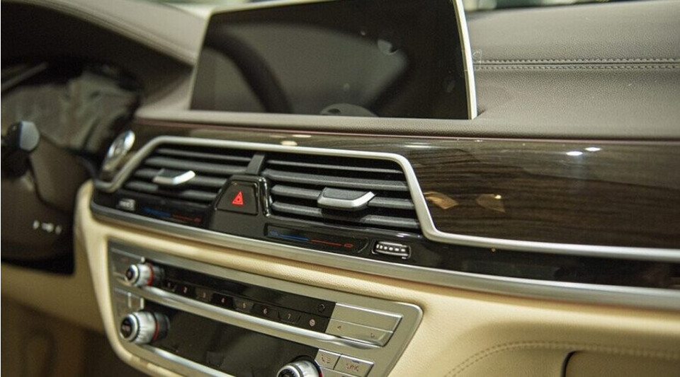 Màn hình cảm ứng trung tâm 10,25 inch