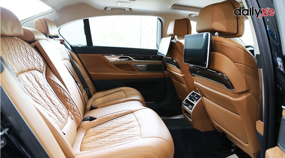 Hàng ghế sau rộng rãi Hàng ghế sau rộng rãi