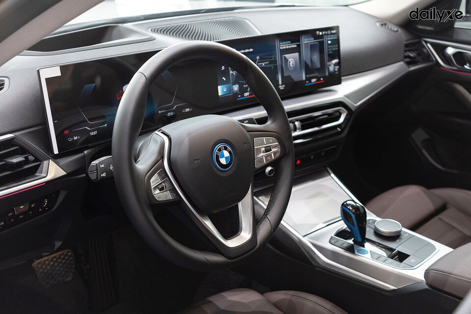 Vô lăng bọc da tích hợp nút bấm