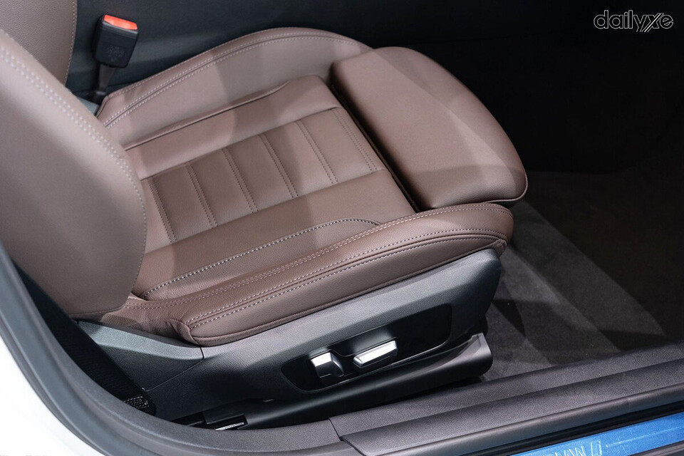 Ghế lái xe có chức năng chỉnh điện