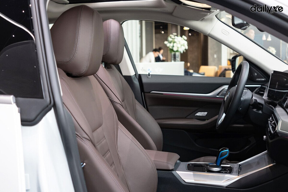 Hàng ghế trước thiết kế ôm lưng với đầy đủ chức năng