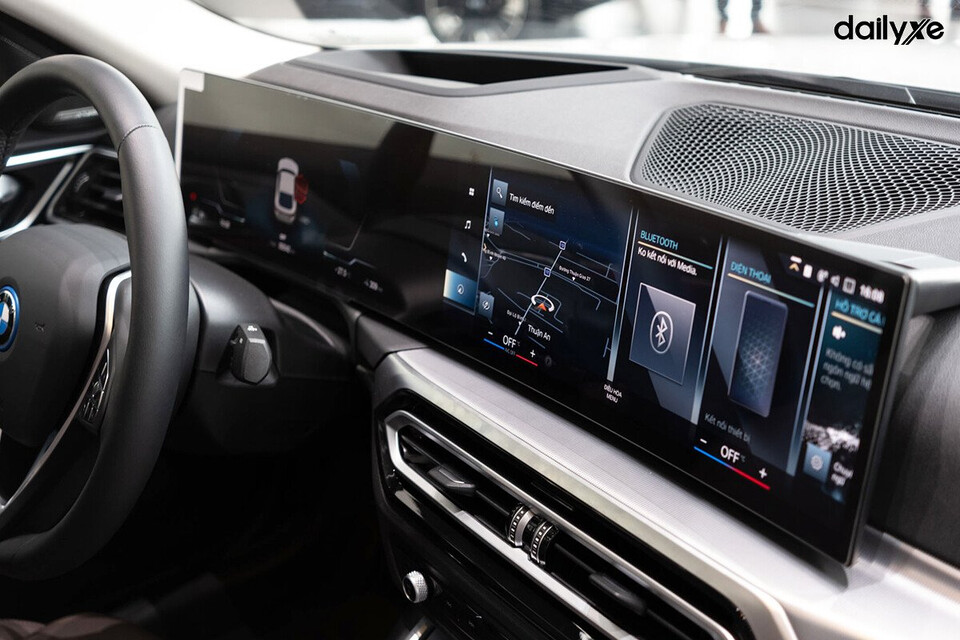 Màn hình cong hiện đại nối dài tạo nên điểm khác biệt lớn nhất của BMW i4