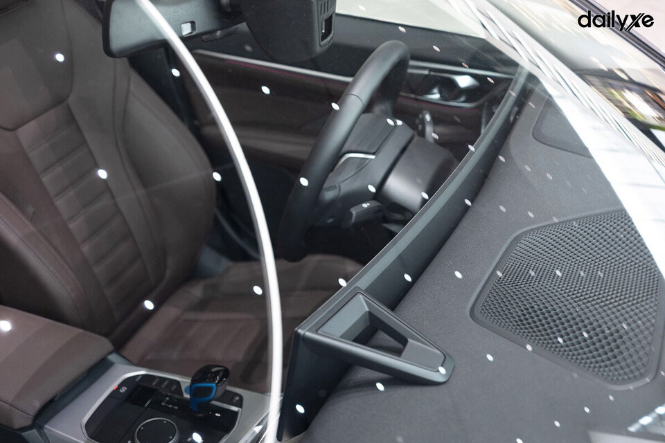 Hàng ghế trước ôm lưng người ngồi, đục lỗ và thông hơi