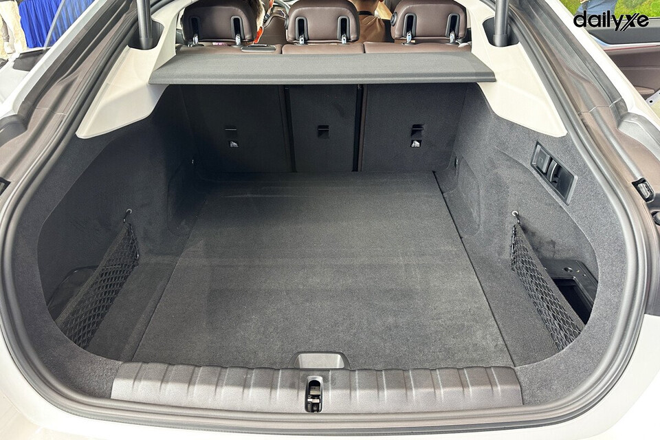 Cốp sau lớn, có thể đóng mở tự động