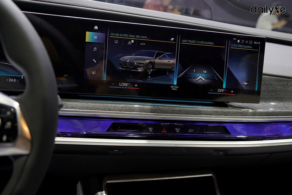 Khoang lái đầy sáng tạo nổi bật với màn hình cong Curved Display và thanh điều khiển BMW Interaction Bar