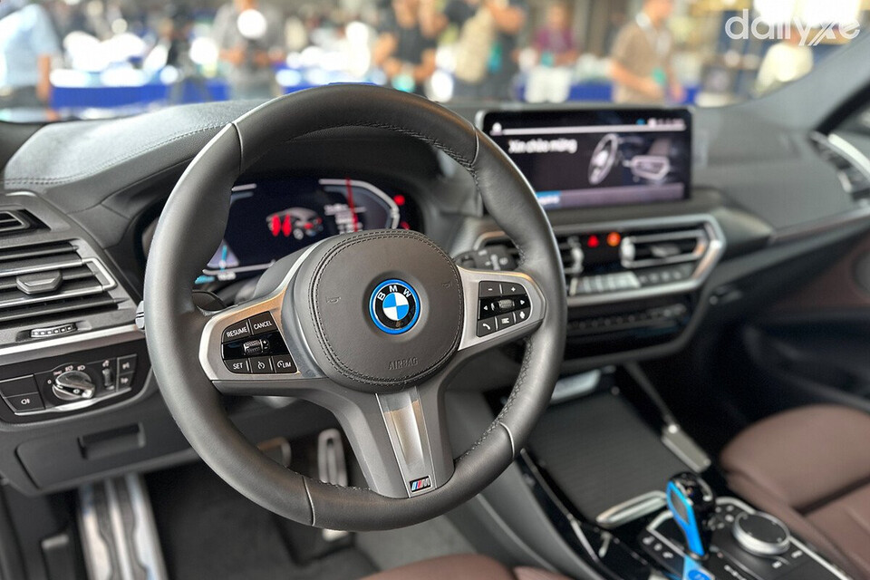 Vô lăng bọc da kiểu thể thao