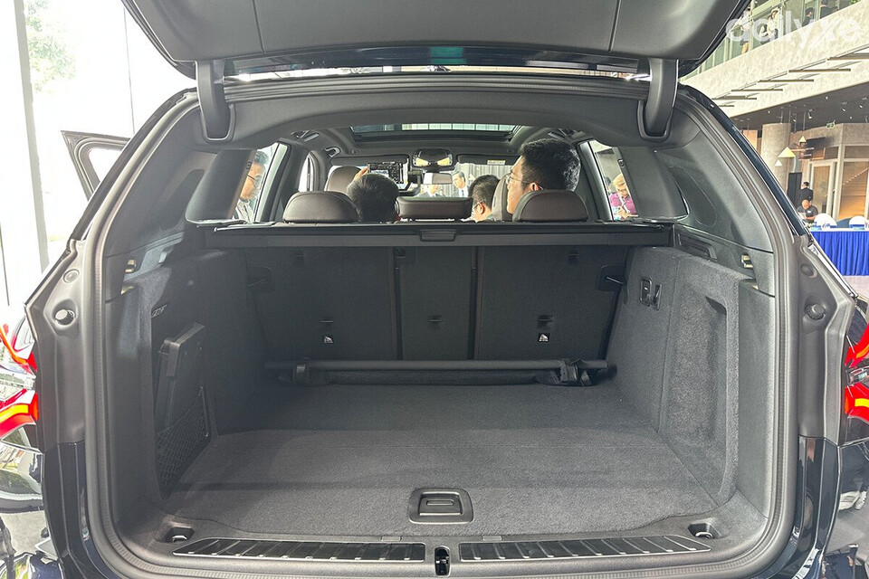 Khoang hành lý rộng rãi, có thể gập hàng ghế sau để tăng thêm không gian khi cần