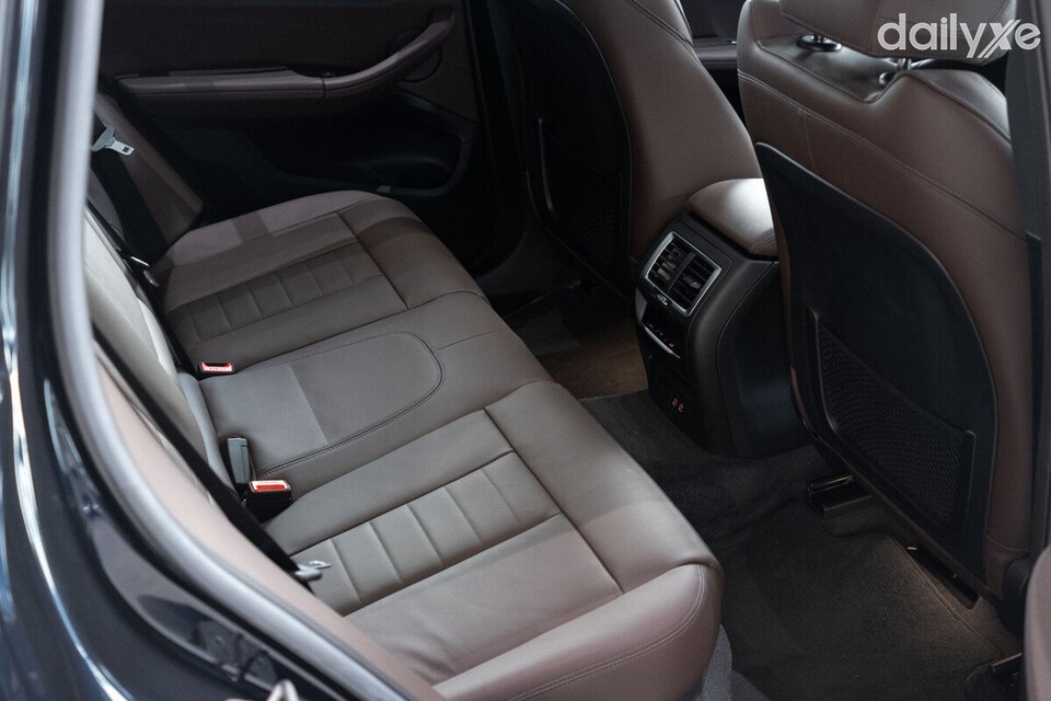 Hàng ghế sau rộng rãi