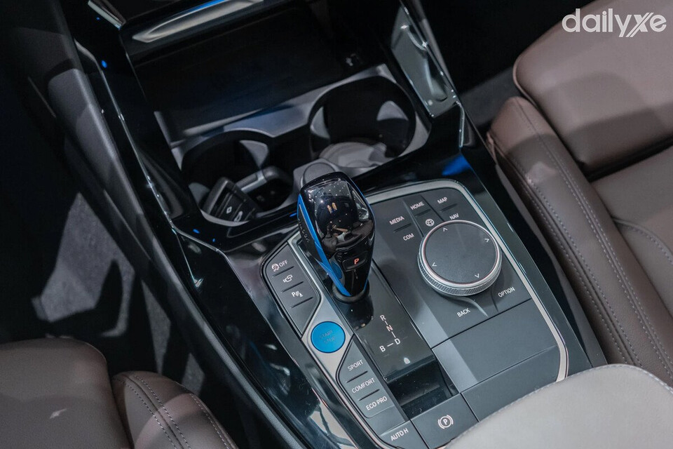 BMW iX3 mới mang lại cảm giác lái thể thao