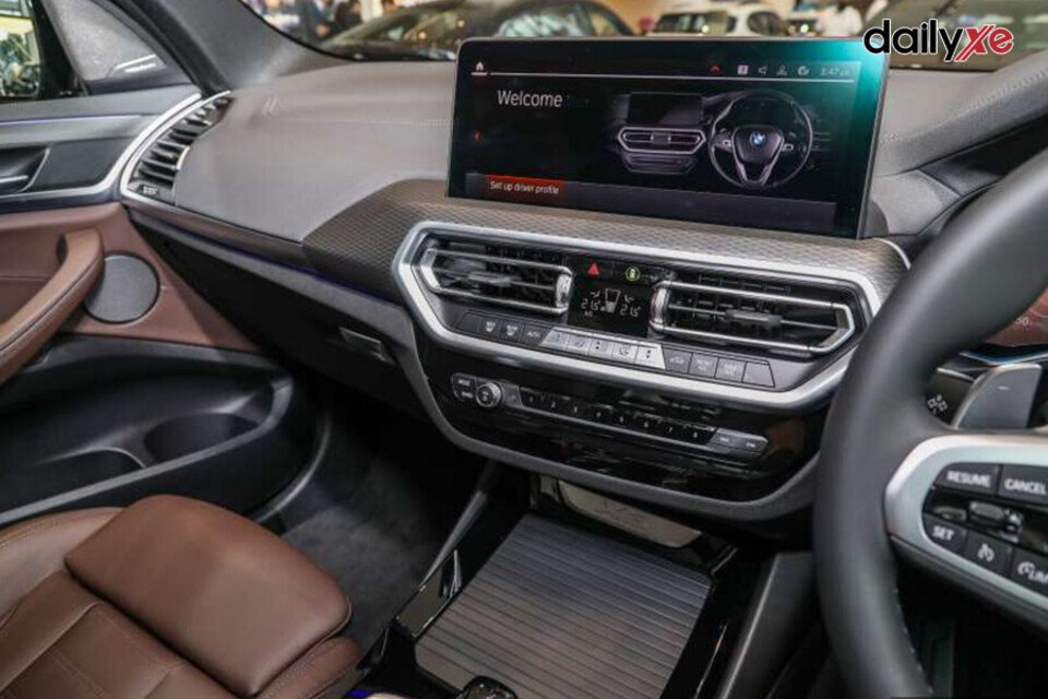 Bảng điều khiển trung tâm tích hợp đầy đủ các phím chức năng