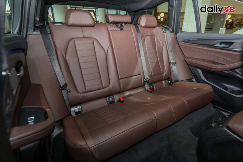Hàng ghế sau thiết kế rộng rãi