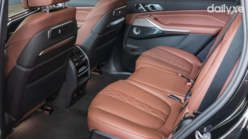 Hàng ghế sau rộng rãi và thoải mái