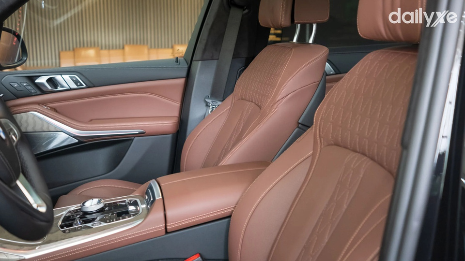 Ghế ngồi bọc da cao cấp và êm ái