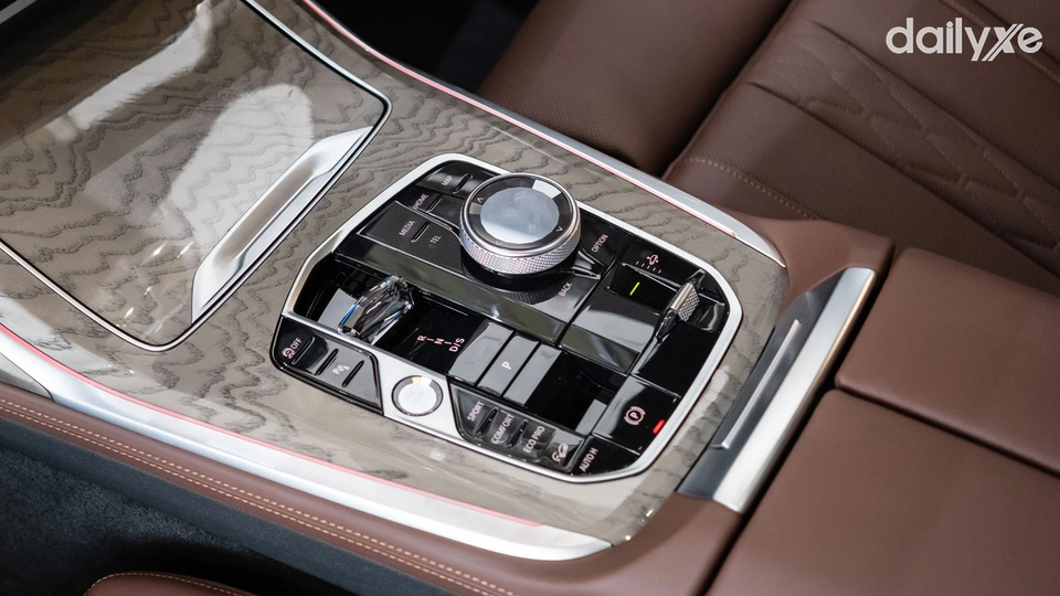 Trung tâm điều khiển bố trí dễ dàng thao tác