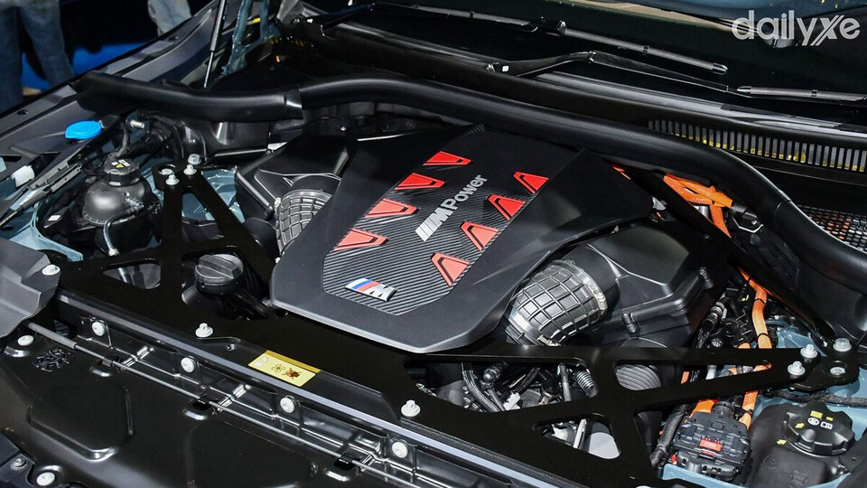 Động cơ xăng V8 vận hành mạnh mẽ