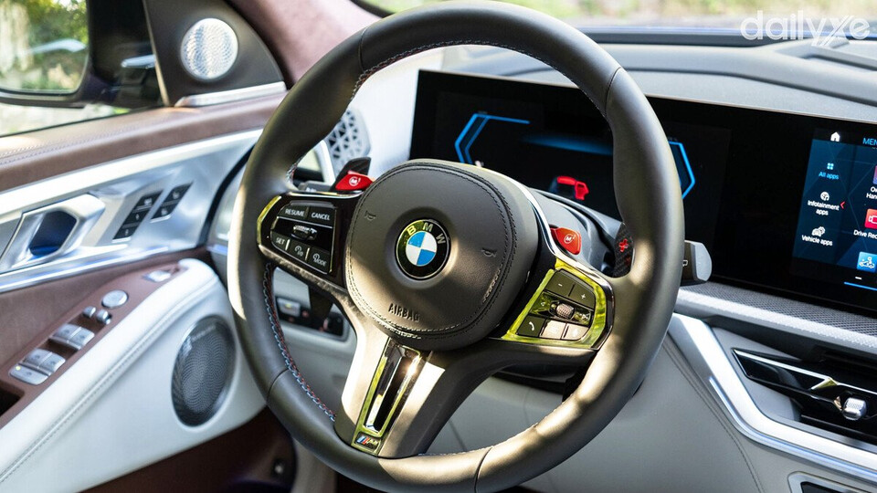 Vô lăng tích hợp nhiều nút điều khiển