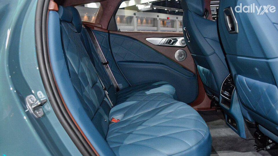 Hàng ghế sau rộng rãi bọc da cao cấp