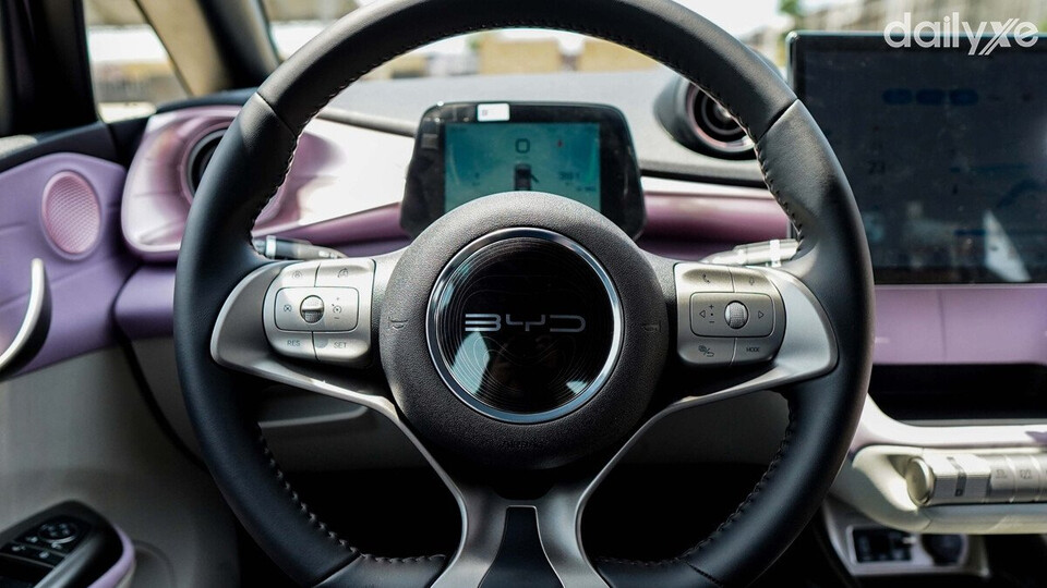 Vô lăng bọc da tạo cảm giác êm ái khi cầm lái