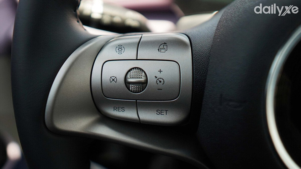 Tay lái tích hợp đầy đủ các nút bấm chức năng tiện lợi