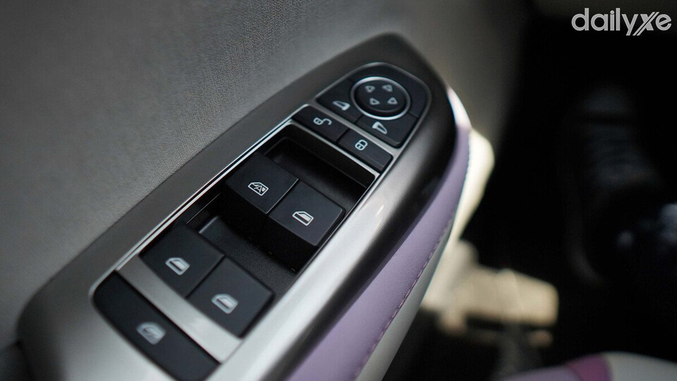 Trang bị cửa kính chỉnh điện