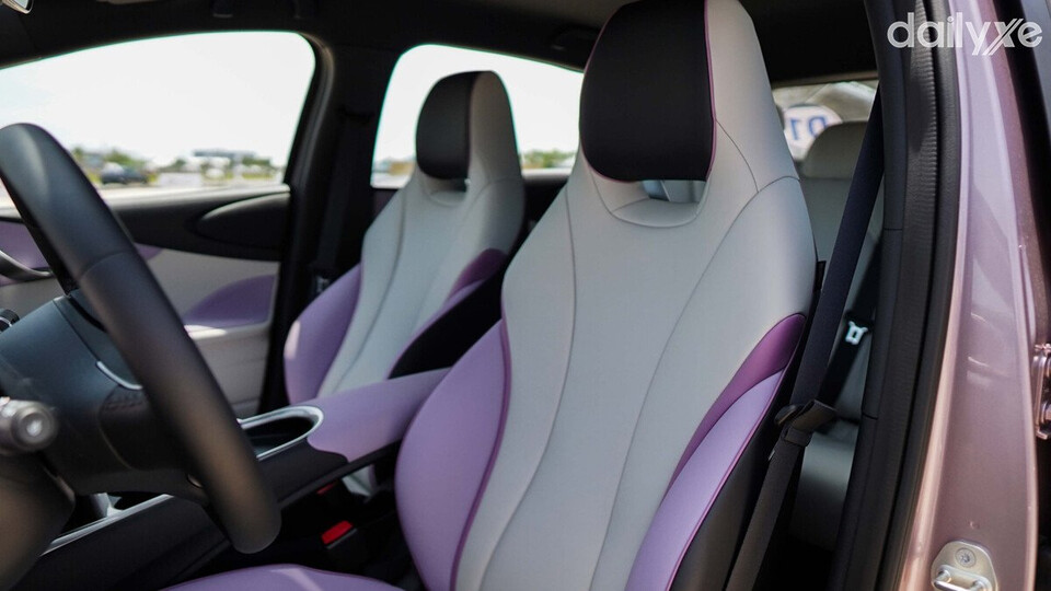 Toàn bộ ghế ngồi được bọc da êm ái