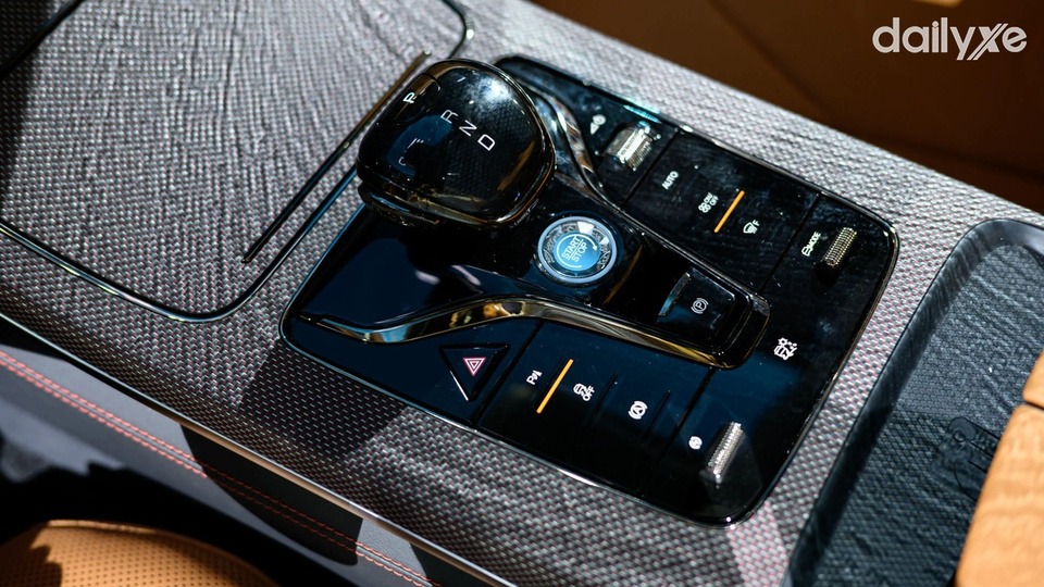 Bảng điều khiển trung tâm bọc da cùng cần số thiết kế gọn gàng