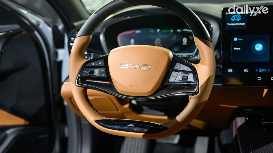 Vô lăng bọc da tích hợp nhiều chức năng hiện đại